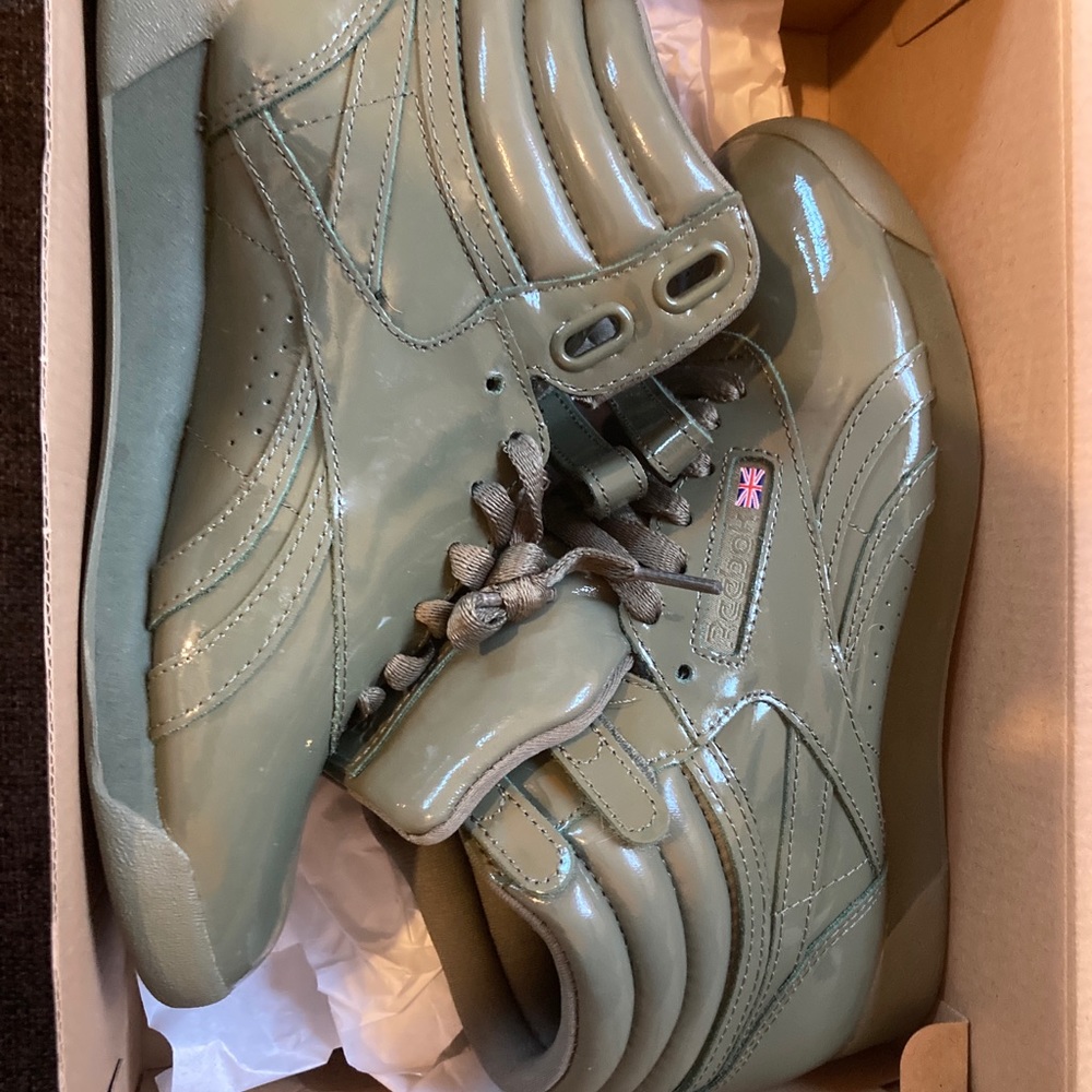 Women's Classic Reeboks - Picture 5 of 7